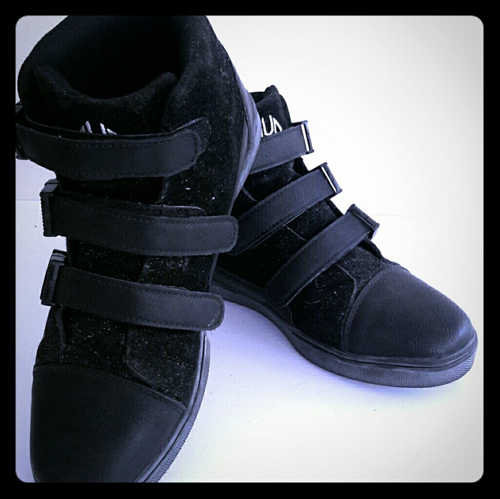 Boys shoes